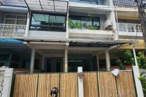 4 Bedroom Townhouse for sale in Khlong Tan Nuea, Bangkok