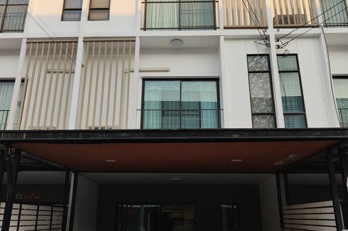 3 Bedroom Townhouse for sale in Patio Srinakarin - Rama 9, Hua Mak, Bangkok