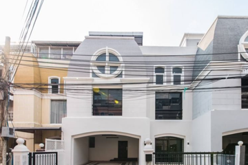 7 Bedroom Townhouse for sale in Khlong Tan Nuea, Bangkok