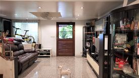 4 Bedroom Townhouse for sale in Wat Phraya Krai, Bangkok