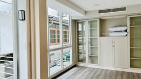 3 Bedroom Townhouse for sale in Khlong Tan Nuea, Bangkok