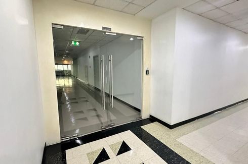 Office for rent in Sorachai Building Sukhumvit, Khlong Tan Nuea, Bangkok near BTS Ekkamai