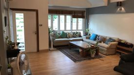 5 Bedroom Townhouse for sale in Khlong Tan Nuea, Bangkok