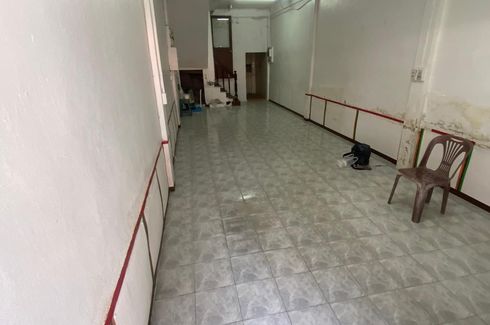 3 Bedroom Townhouse for sale in Huai Khwang, Bangkok