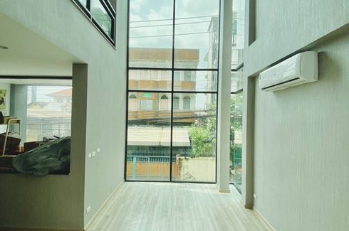 4 Bedroom Townhouse for sale in Wang Thonglang, Bangkok near MRT Chok Chai 4