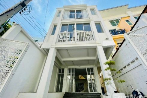 3 Bedroom Townhouse for sale in Hua Mak, Bangkok near MRT Yaek Lam Sali