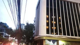 8 Bedroom Townhouse for sale in Khlong Tan Nuea, Bangkok