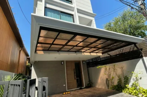 3 Bedroom House for rent in Phra Khanong Nuea, Bangkok near BTS Ekkamai