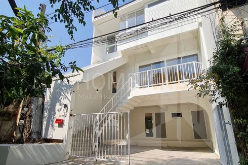 4 Bedroom Townhouse for sale in Khlong Tan Nuea, Bangkok