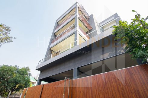 6 Bedroom House for sale in Phra Khanong Nuea, Bangkok near BTS Ekkamai