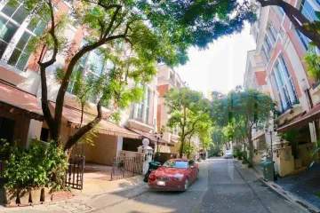 4 Bedroom Townhouse for rent in Baan Klangkrung Thonglor, Khlong Tan Nuea, Bangkok near BTS Thong Lo