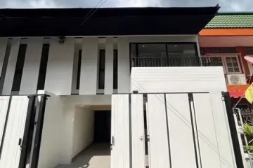 2 Bedroom Townhouse for sale in Khlong Tan Nuea, Bangkok