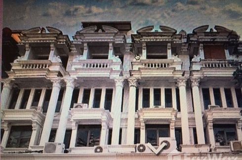 2 Bedroom Townhouse for sale in Khlong Tan Nuea, Bangkok