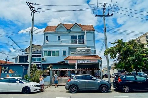 7 Bedroom Townhouse for sale in Dokmai, Bangkok