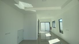 3 Bedroom Townhouse for sale in Patio Ladkrabang-Moterway, Thap Yao, Bangkok