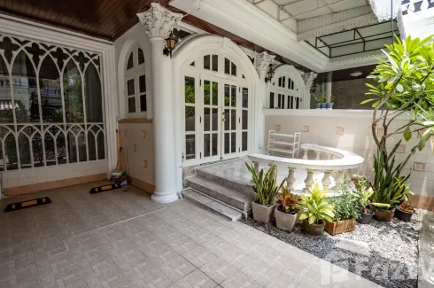 5 Bedroom Townhouse for rent in Khlong Tan Nuea, Bangkok