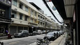 3 Bedroom Commercial for rent in Ban Bat, Bangkok near MRT Sam Yot