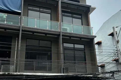 3 Bedroom Commercial for rent in Ban Bat, Bangkok near MRT Sam Yot