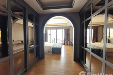 1 Bedroom Condo for sale in Nusa State Tower Condominium, Silom, Bangkok near BTS Surasak