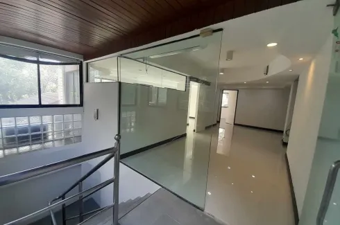 Commercial for rent in Khlong Tan Nuea, Bangkok