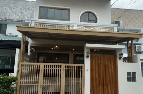 3 Bedroom Townhouse for rent in Talat Nuea, Phuket