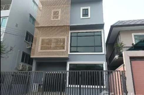 3 Bedroom Office for rent in Phra Khanong Nuea, Bangkok