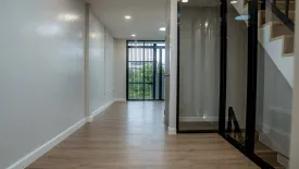 3 Bedroom Townhouse for sale in Phra Khanong Nuea, Bangkok near BTS Phra Khanong