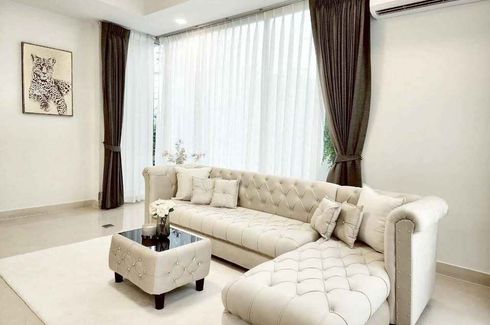 5 Bedroom House for rent in Sam Sen Nok, Bangkok near MRT Phawana