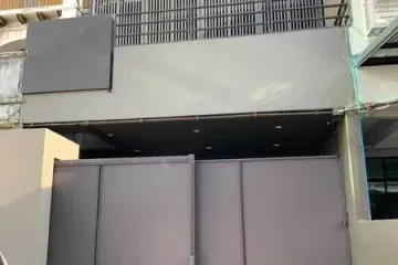 5 Bedroom Office for rent in Bang Kapi, Bangkok near MRT Pradit Manutham