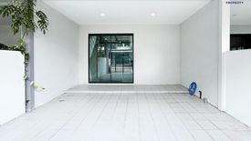3 Bedroom Townhouse for sale in The Village Wongwaen-Lamlukka, Lat Sawai, Pathum Thani