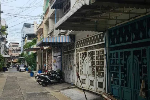 3 Bedroom Townhouse for sale in Thung Wat Don, Bangkok near BTS Surasak