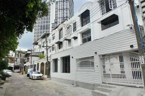 8 Bedroom House for sale in Huai Khwang, Bangkok