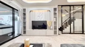 6 Bedroom House for rent in Huai Khwang, Bangkok