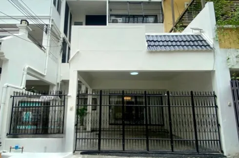 6 Bedroom House for rent in Huai Khwang, Bangkok