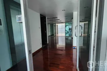 Commercial for rent in Khlong Tan Nuea, Bangkok
