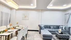 6 Bedroom Townhouse for rent in Huai Khwang, Bangkok
