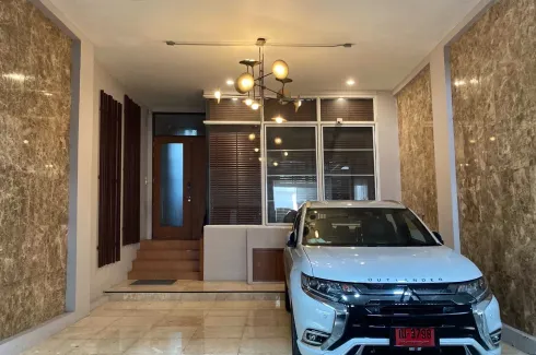 3 Bedroom Townhouse for sale in Prompak Place, Khlong Tan Nuea, Bangkok