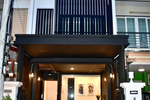 3 Bedroom Townhouse for sale in Lat Phrao, Bangkok