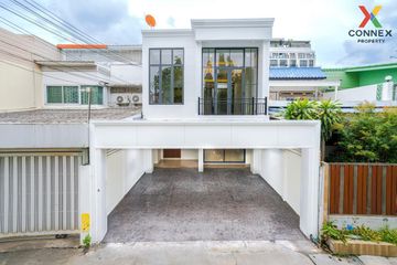 3 Bedroom Townhouse for sale in Khlong Tan Nuea, Bangkok