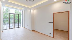 3 Bedroom Townhouse for sale in Khlong Tan Nuea, Bangkok