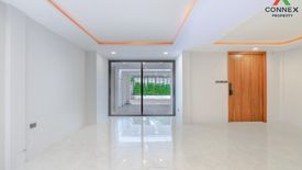 3 Bedroom Townhouse for sale in Khlong Tan Nuea, Bangkok