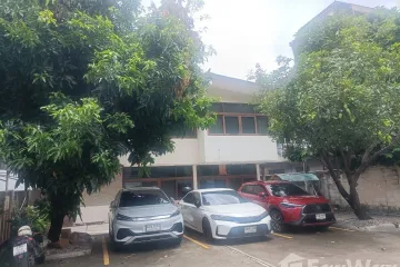 4 Bedroom House for rent in Si Phraya, Bangkok near MRT Sam Yan