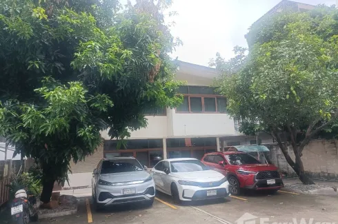 4 Bedroom House for rent in Si Phraya, Bangkok near MRT Sam Yan