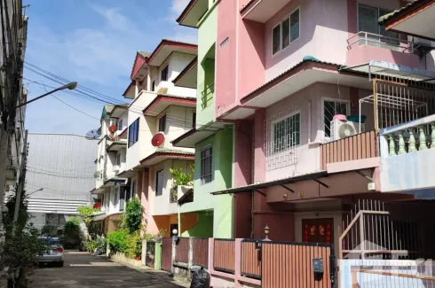 4 Bedroom Townhouse for sale in Wang Thonglang, Bangkok near MRT Chok Chai 4