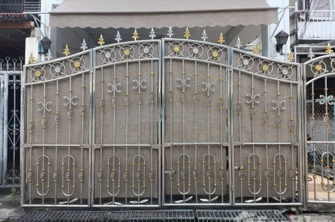 2 Bedroom Townhouse for sale in Bang Kapi, Bangkok near MRT Pradit Manutham