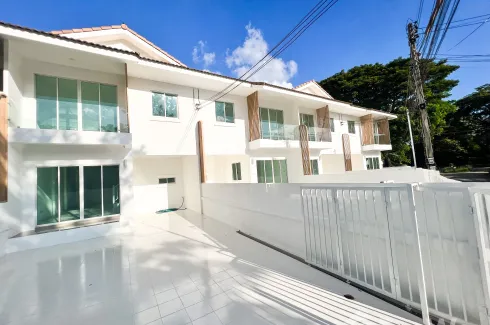 3 Bedroom Townhouse for sale in Pawarisa Village, San Sai Luang, Chiang Mai