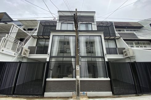 3 Bedroom Townhouse for rent in Khlong Tan Nuea, Bangkok