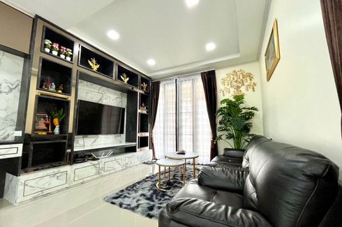 3 Bedroom House for sale in Na Kluea, Chonburi