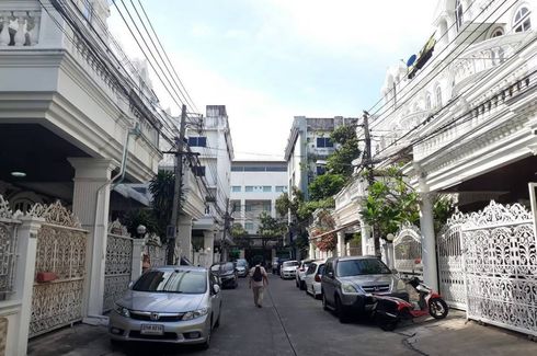 5 Bedroom Townhouse for rent in Ekkamai Villas, Khlong Tan Nuea, Bangkok near BTS Ekkamai