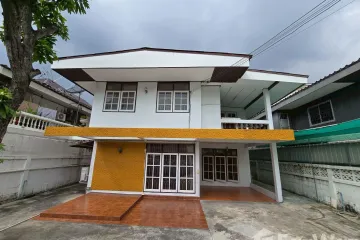 1 Bedroom House for rent in Sam Sen Nok, Bangkok near MRT Phawana